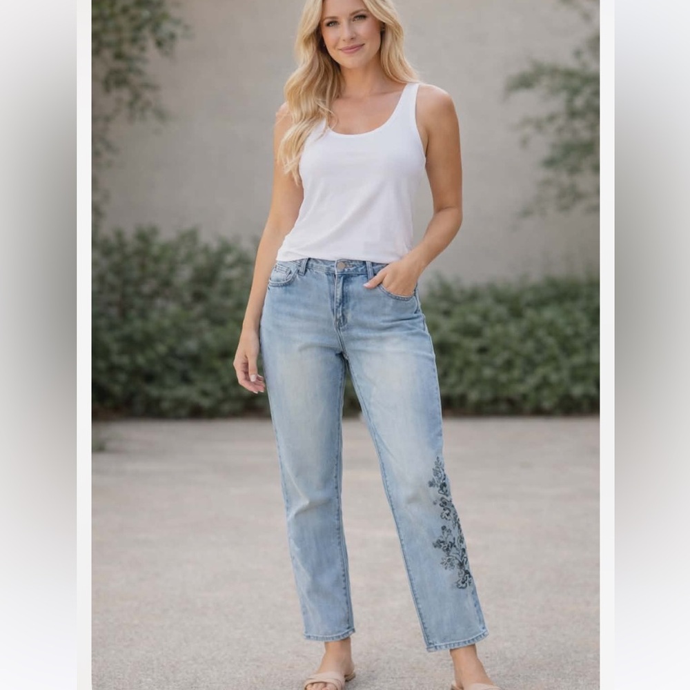 CHICOS Light Blue Ankle Jeans with Floral Embroidered Leg Detail Size 6 - Picture 3 of 14